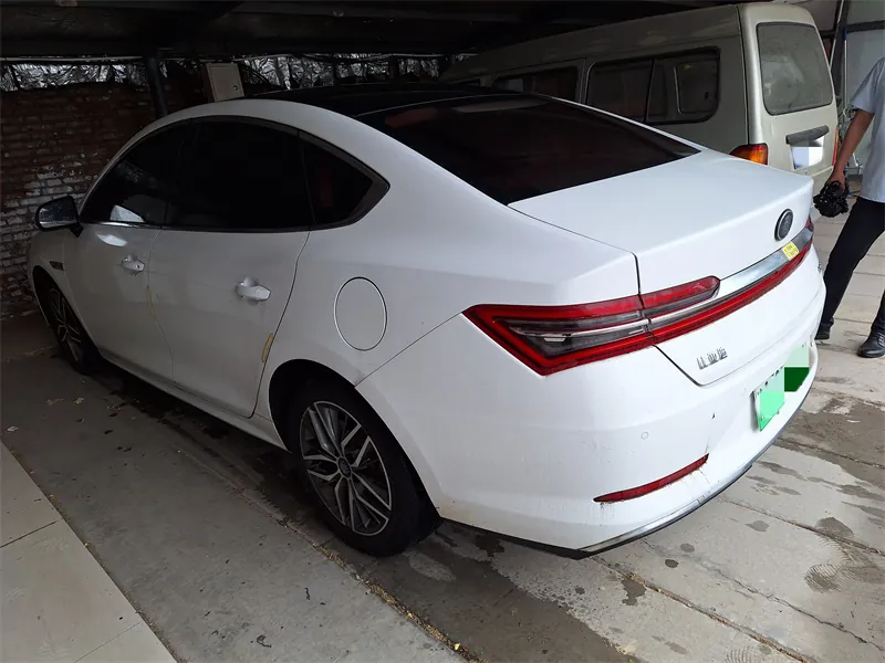 接受行驶里程鉴定的比亚迪轿车。